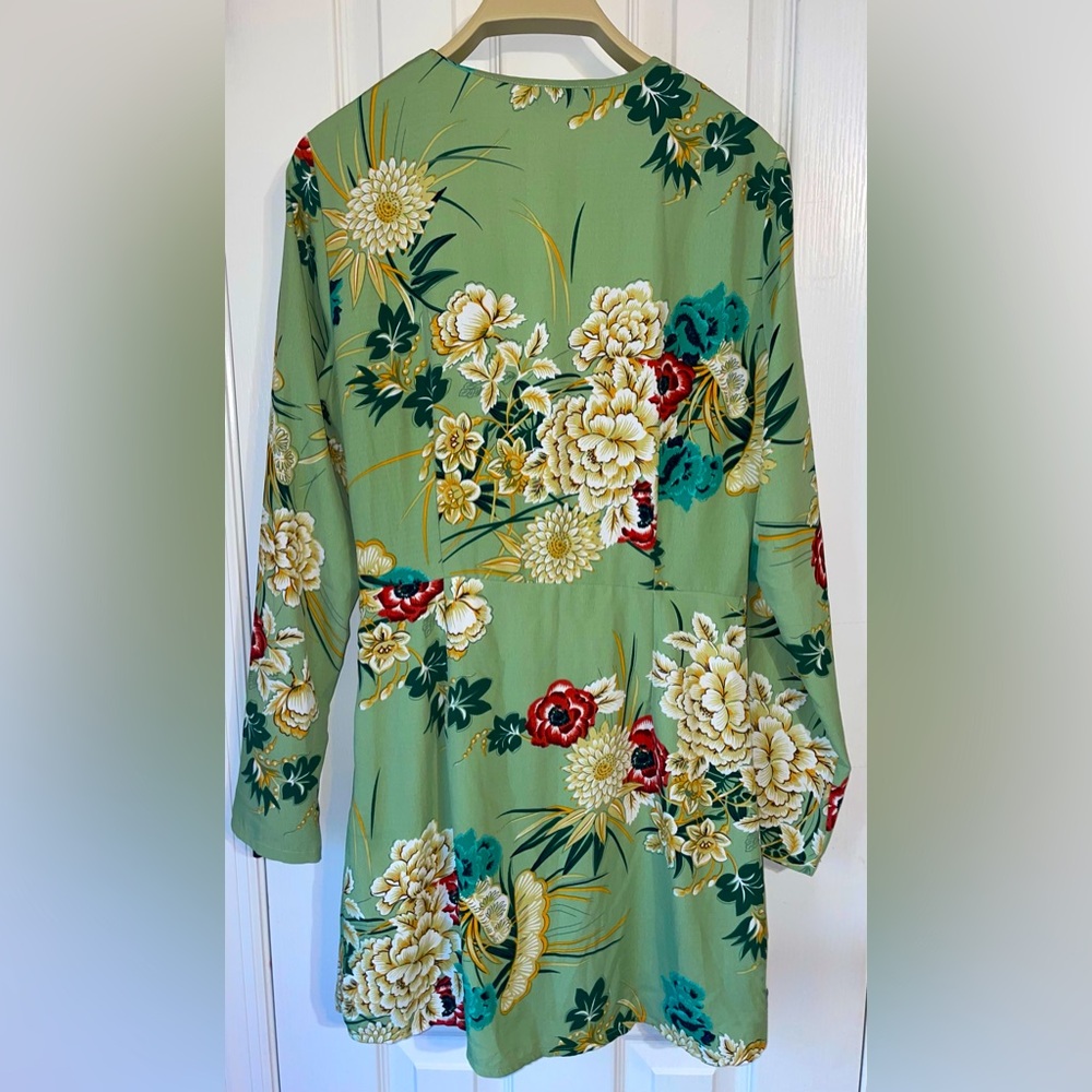 PrettyLittleThing Green Long Sleeve Floral dress - Picture 3 of 7